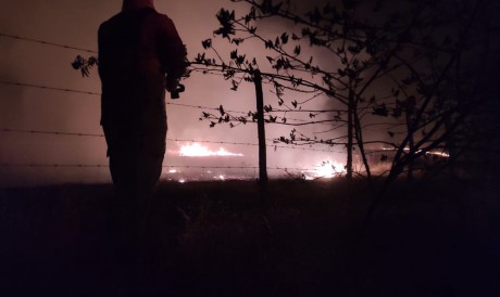 Incêndio atingiu terreno acidentado na noite do dia 22 em Tabuleiro do Norte 
