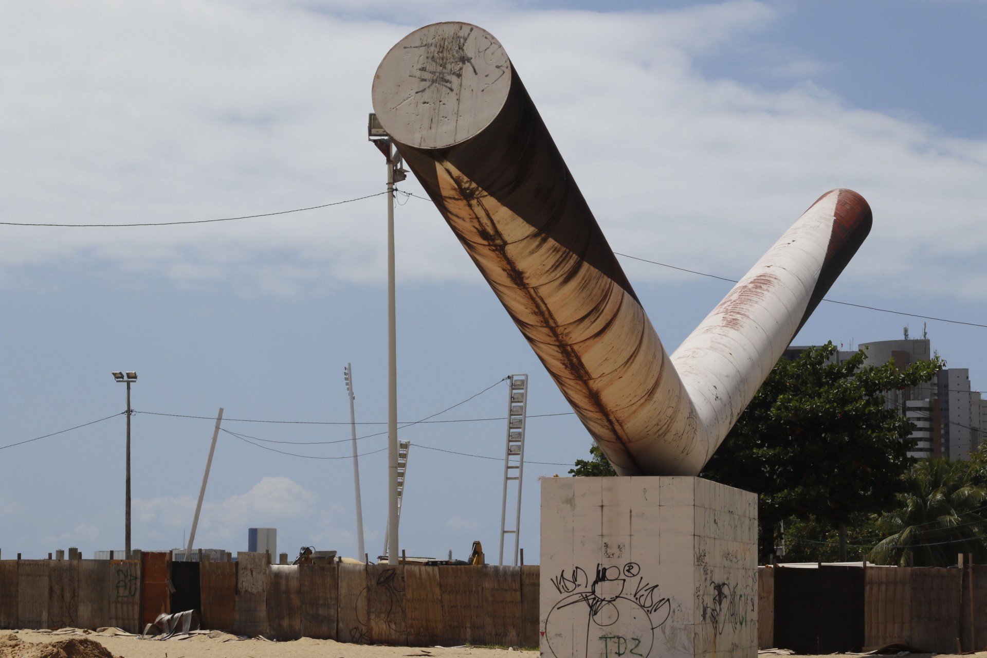 A obra Monumento ao Saneamento Básico de Fortaleza, de Sérvulo Esmeraldo, foi inaugurada em 1978 e virou cartão postal da Capital 
 (Foto: Barbara Moira)