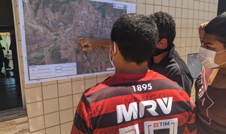 Populares verificam mapa de áreas de risco após evacuação 