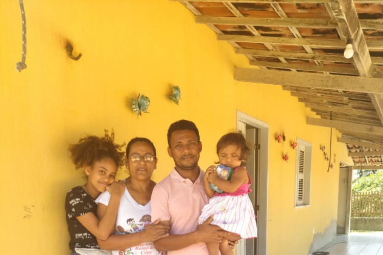 A família do professor José Maria Costa Ferreira, 42, é uma das três que corre risco de despejo. Da esquerda para direita: Sara (11), Júlia (45), José Maria (42) e Débora (um ano e sete meses).