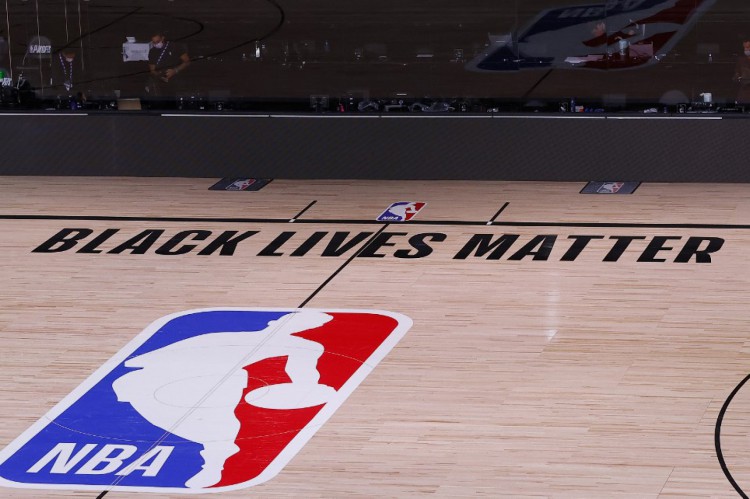 Jogadores da NBA se juntaram aos protestos contra violência policial racista nos Estados Unidos na temporada passada
