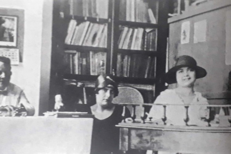Rachel de Queiroz com Suzana de Alencar na redação do jornal O Ceará, com os pais Daniel e Clotilde