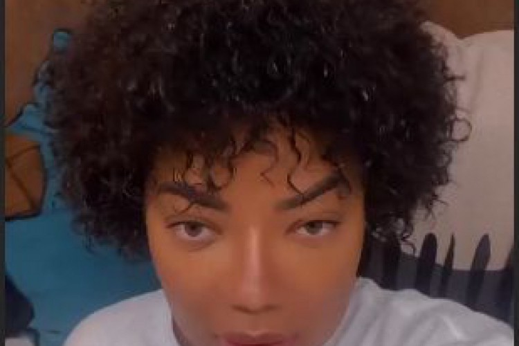 Ludmilla mostra os cabelos naturais para seus seguidores