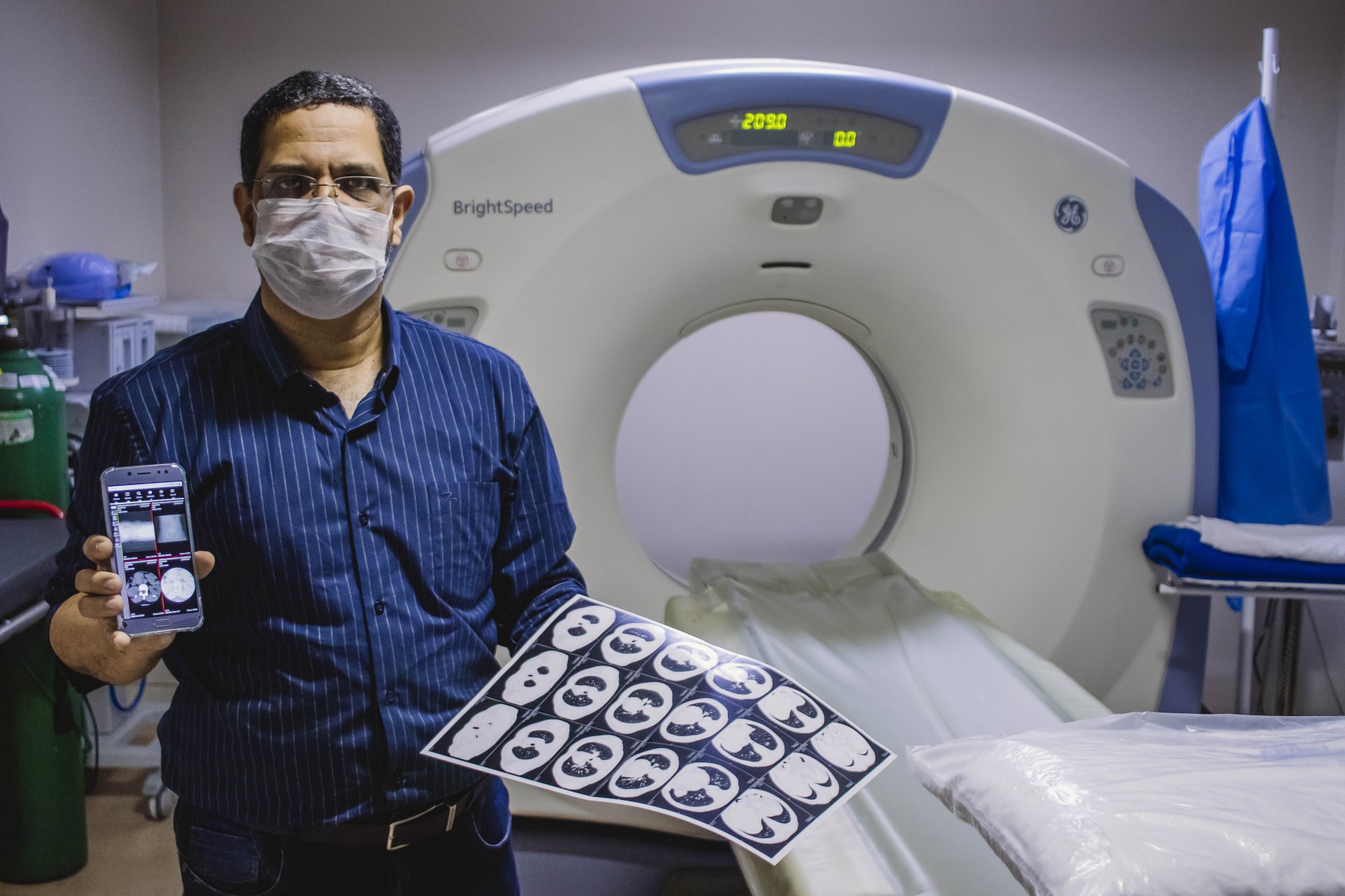 JORGE MORAES, CEO da startup LabPacs, mostra equipamento que torna diagnóstico de exames por imagem mais prático (Foto: Aurelio Alves/ O POVO)