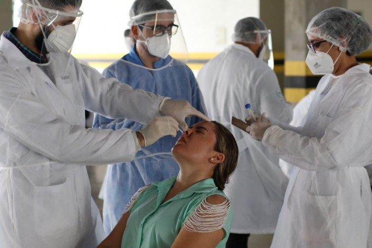 Ap&oacute;s professores da rede particular come&ccedil;arem os testes, profissionais da rede p&uacute;blica j&aacute; podem agendar testagem a partir desta sexta-feira, 25