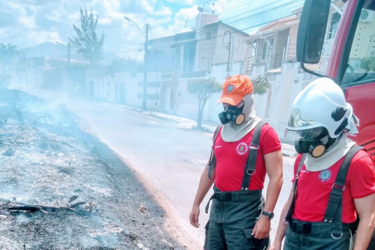 Bombeiros debelam incêndio no bairro Renato Parante, em Sobral
