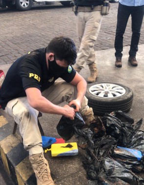 A droga estava escondida em um compartimento por trás do pneu dianteiro do veículo. 