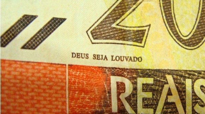 A frase "Deus seja louvado" é inscrita no papel-moeda brasileiro desde o governo Sarney, ainda que a moeda tenha mudado