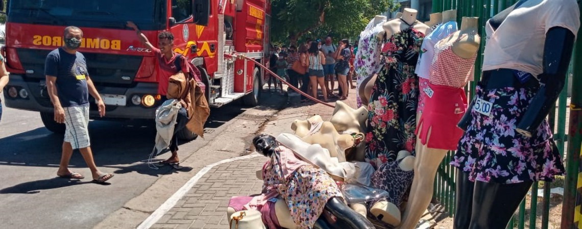 Mercadorias que estavam dentro do Casarão dos Fabricantes foram colocadas na calçada