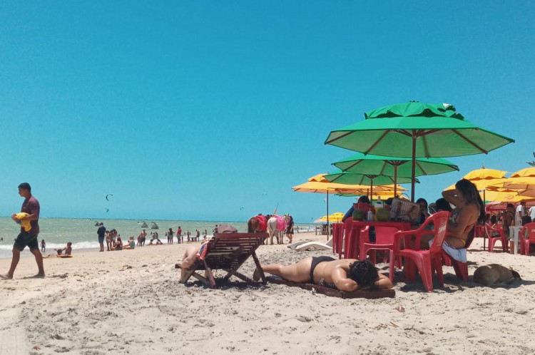 Praia do Cumbuco tem movimentação intensa neste feriado