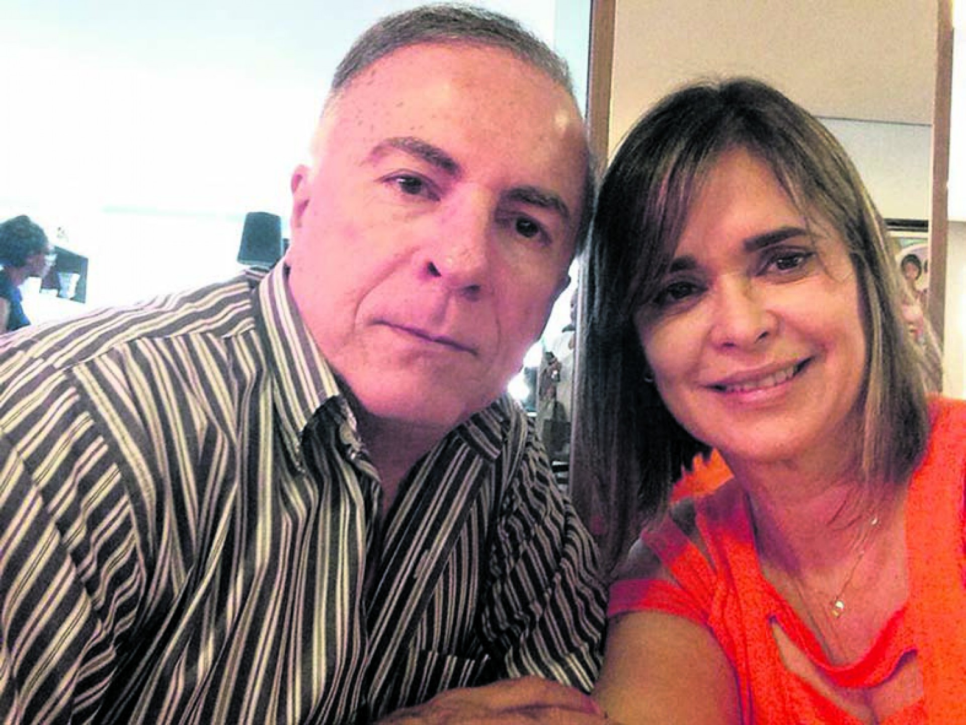 Com mulher Débora, leiloeiro Fernando Montenegro, um dos últimos folhinhas de agosto 
 (Foto: 0909lucio)