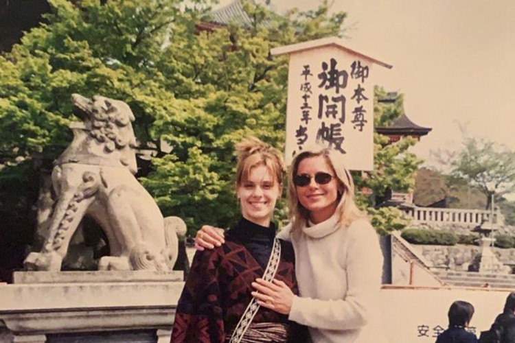 Vera e Carolina celebraram o retorno de Helena e Camila, respectivamente suas personagens em Laços de Família; trama está sendo reexibida nas tardes da TV Globo desde o último dia 7 de setembro