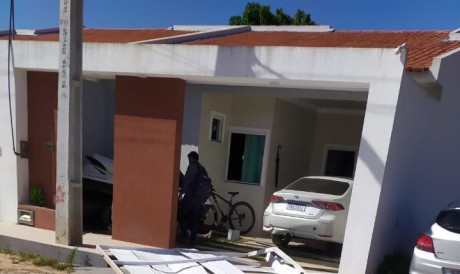 Mulher utilizou o carro para colidir com o portão e contra as vítimas em Guaraciaba do Norte  