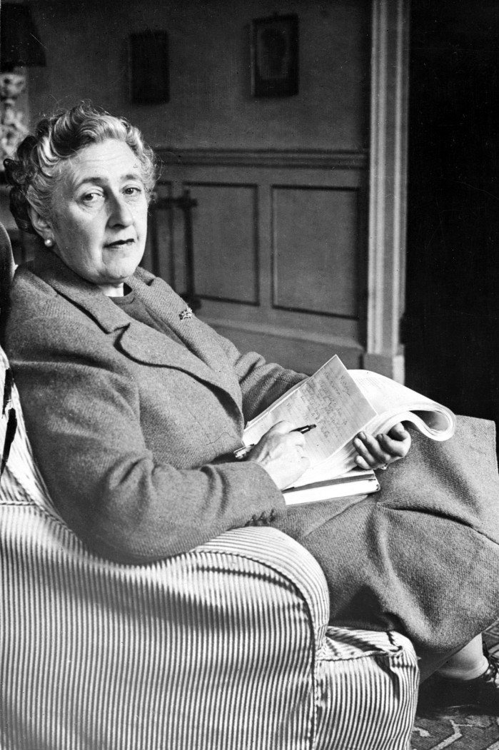 Foto tirada em março de 1946 mostra a escritora inglesa Agatha Christie, em sua casa, Greenway House, em Devonshire (Foto: AFP) (Foto: AFP)