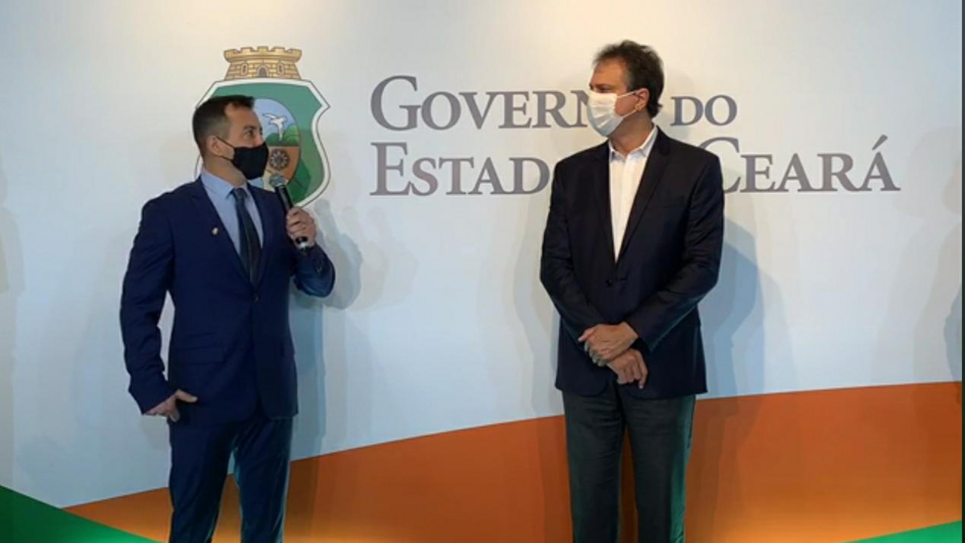 SANDRO CARON e o governador Camilo Santana durante a cerimônia de transmissão de posse ontem, 10 (Foto: REPRODUÇÃO)