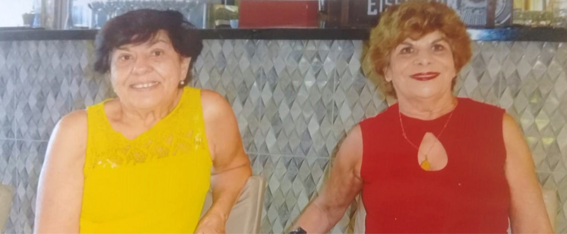 Dilma (amarelo) e Darcy (vermelho) Girão, no Jubileu de Arnaldo Almeida. (By Evando) (Foto: Lúcio Brasileiro)