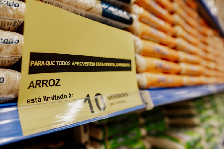 FORTALEZA-CE, BRASIL, 11-09-2020: Supermercados de Fortaleza fazem promoções e limitam a quantidade de unidades de arroz e leite em meio à alta de preços e possibilidade de desabastecimento.  Medida pode ser vista como forma de realizar o desabastecimento de forma indireta. (Foto: Júlio Caesar / O Povo)