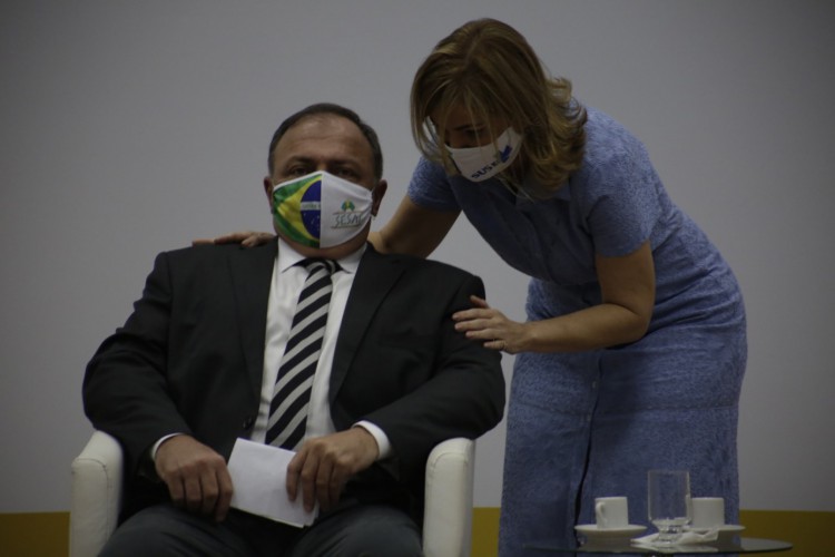  Lançamento da série de Ações de Educação em Saúde em Defesa da Vida. Eduardo Pazuello, ministro interino da Saúde e Mayra Pinheiro, secretária de Gestão do Trabalho e da Educação na Saúde
