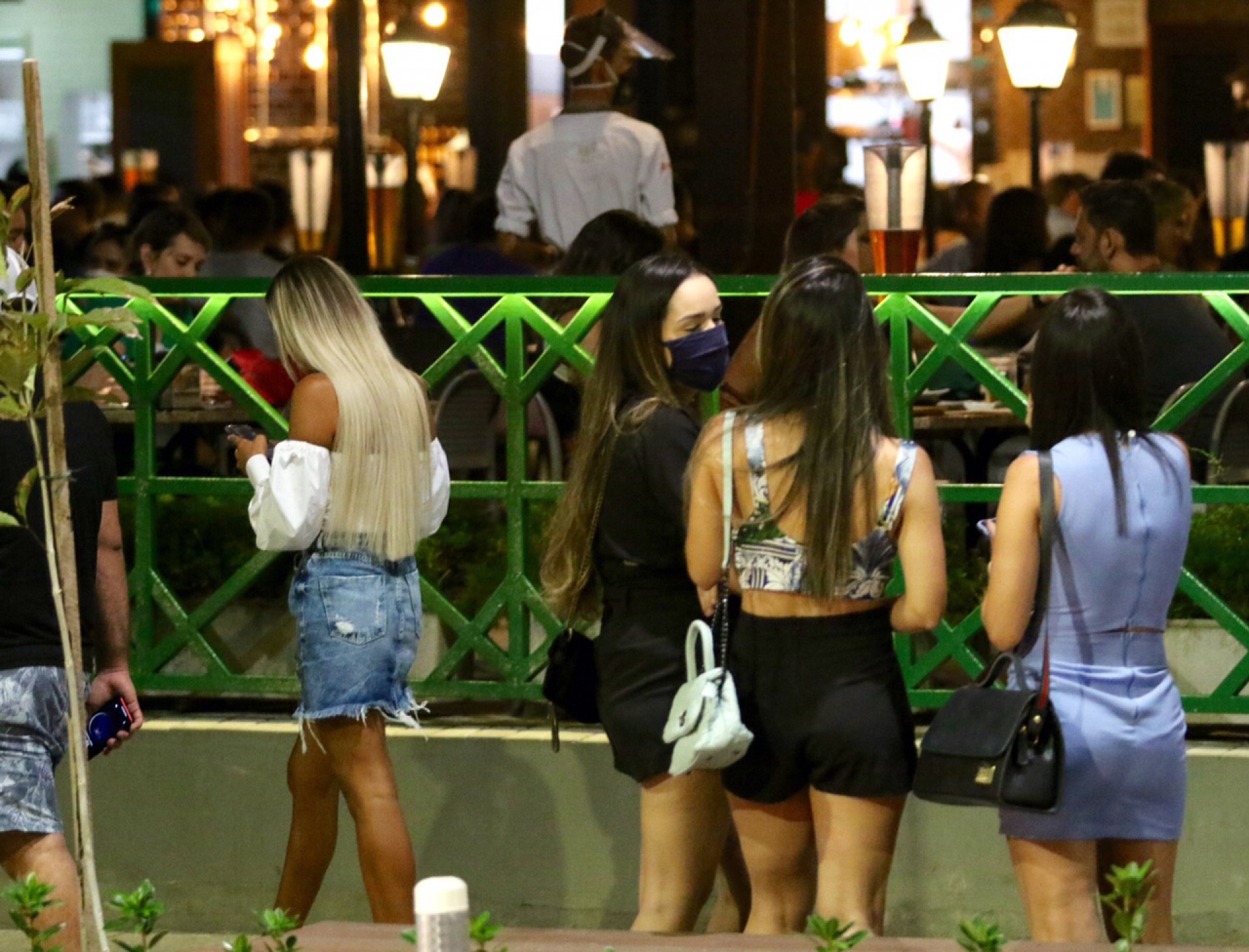 ￼Movimentação, na noite de sábado, em ruas da Varjota (Foto: Fabio Lima)