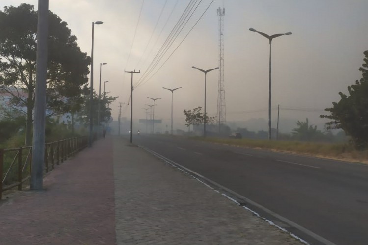 Por ser um terreno grande e de mata seca, a fumaça do incêndio se espalhou por bairros próximos, como Messejana 