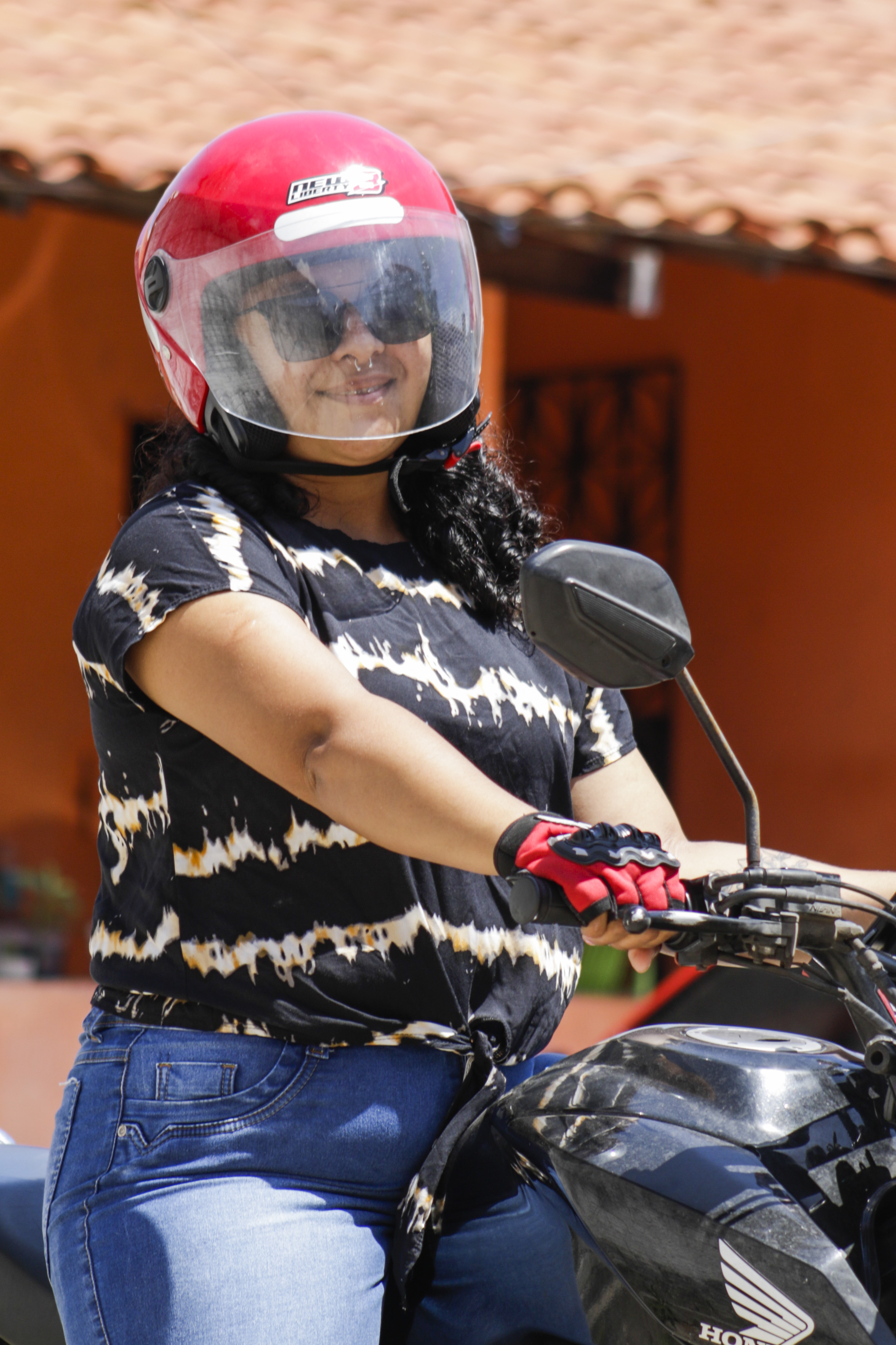 Especial Sobre duas rodas: Ana Paula perdia horas de seu dia antes da motociclista e precisava do transporte coletivo(Foto: Thais Mesquita / O POVO)