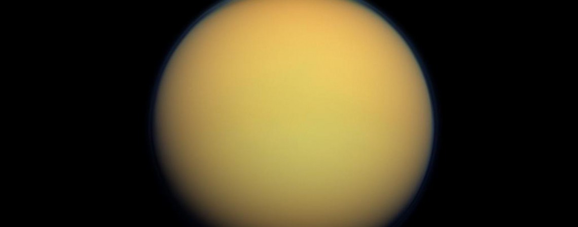 Titã com as cores naturais. A Nasa descreveu a maior lua de Saturno como uma "bola laranja difusa"