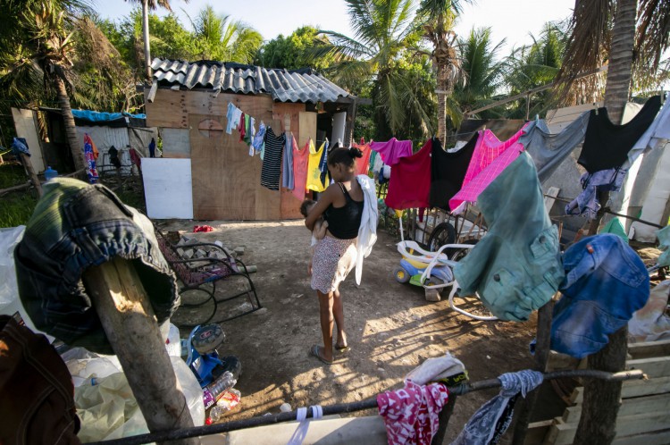 ￼BARRACOS e situação precária das famílias que ocuparam terreno em junho(Foto: Aurélio Alves)