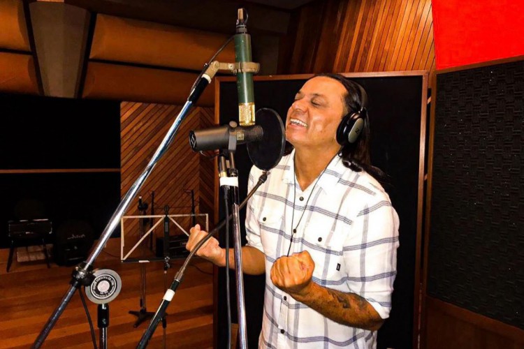 Acompanhe a agenda de transmissões ao vivo online - live - de artistas nacionais e internacionais para hoje, sexta-feira, 18 de setembro (18/09); cantor Frank Aguiar é uma das atrações da noite