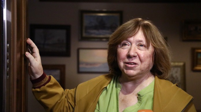 Vencedora do Nobel de Literatura, Svetlana Alexievich &eacute; membro do Conselho de Transi&ccedil;&atilde;o que se apresentou para conduzir um governo p&oacute;s-Lukashenko