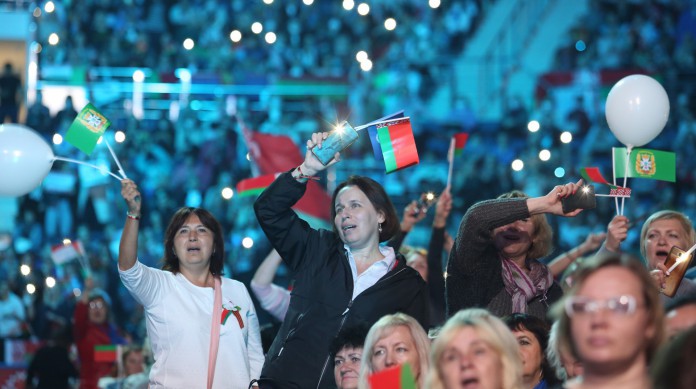 Apoiadores do autocrata bielorrusso, Aleksandr Lukashenko