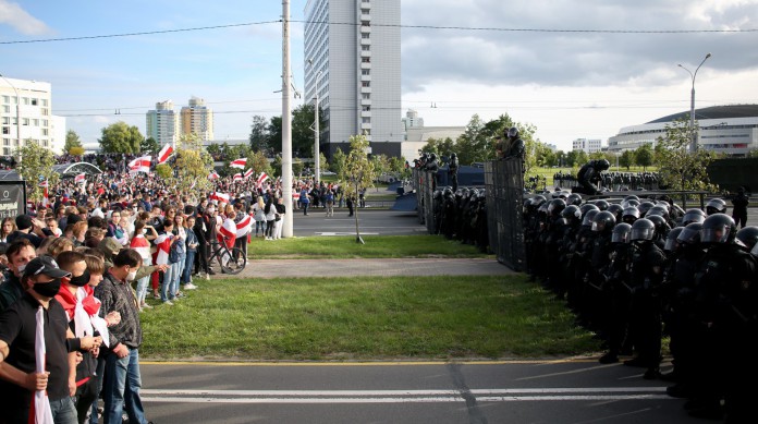 Manifestantes enfrentam a pol&iacute;cia apesar dos movimentos articulados para evitar confronto