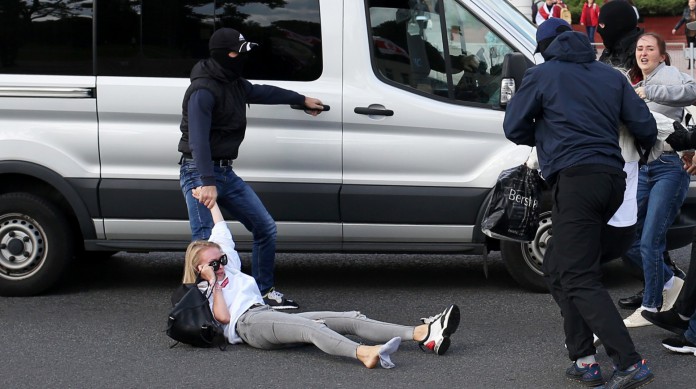 V&aacute;rios v&iacute;deos mostram agentes encapuzados em ve&iacute;culos sem identifica&ccedil;&atilde;o levando manifestantes