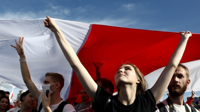 A bandeira branca e vermelha tem um significado hist&oacute;rico para o pa&iacute;s