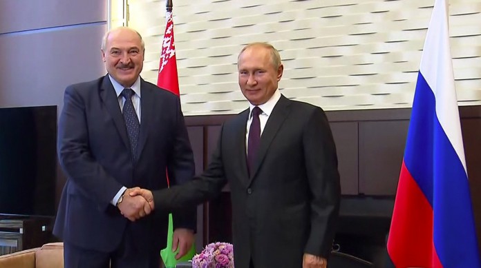 Lukashenko e Vladimir Putin em encontro ap&oacute;s o in&iacute;cio dos protestos