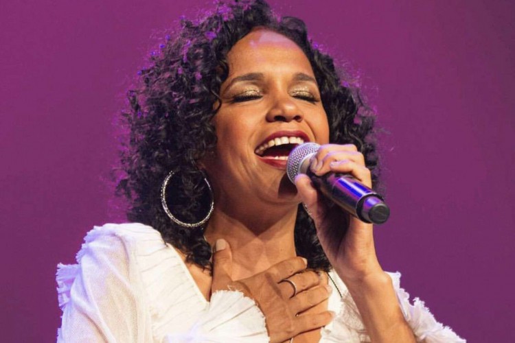 Acompanhe a agenda de transmissões ao vivo online - live - de artistas nacionais e internacionais para hoje, segunda-feira, 21 de setembro (21/09); cantora Teresa Cristina é uma das atrações da noite