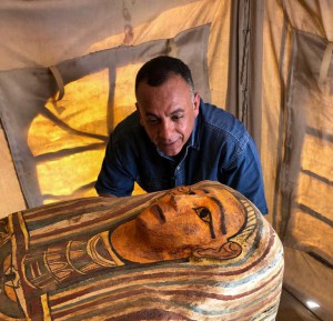 Uma fotografia divulgada pelo Ministério de Antiguidades egípcio em 20 de setembro de 2020 mostra o Secretário-Geral do Conselho Supremo de Antiguidades Mostafa Waziri (C) inspecionando um dos quatorze caixões de 2.500 anos descobertos em um cemitério na necrópole do deserto de Saqqara ao sul da capital.