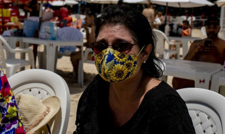 Bernadete Oliveira, 61 anos, Costureira. Praia do Futuro com muitas pessoas, com alguns pontos com aglomeração, em época de Covid-19 Bernadete Oliveira, 61 anos, Costureira. Praia do Futuro com muitas pessoas, com alguns pontos com aglomeração, em época de Covid-19
