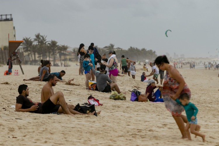 Praia do Porto das Dunas com muitas pessoas, com alguns pontos com aglomeração. em época de Covis-19 Praia do Porto das Dunas com muitas pessoas, com alguns pontos com aglomeração. em época de Covis-19