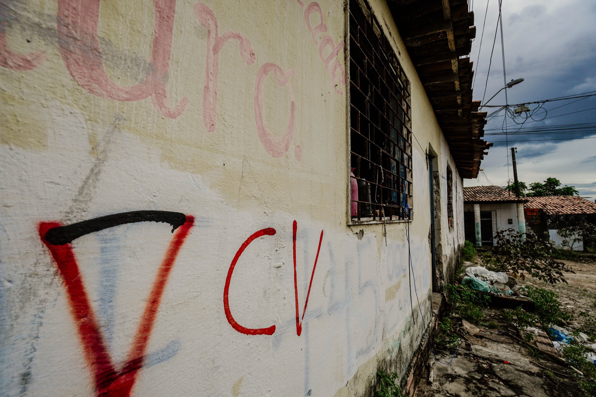 ￼ JOVENS têm medo de tomar vacina em bairro diferente de onde moram por causa das facções (Foto: JÚLIO CAESAR
)