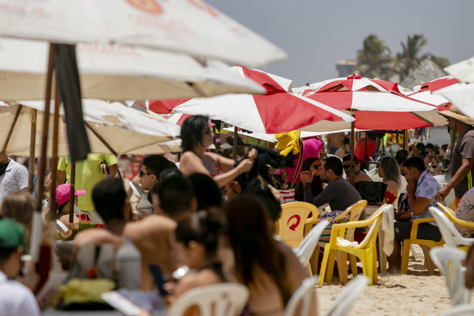 Praia do Futuro: distanciamento entre mesas desrespeitado em algumas barracas (Foto: Aurelio Alves)