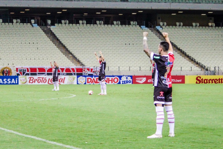 Atletas ficaram nove segundos com os punhos erguidos 