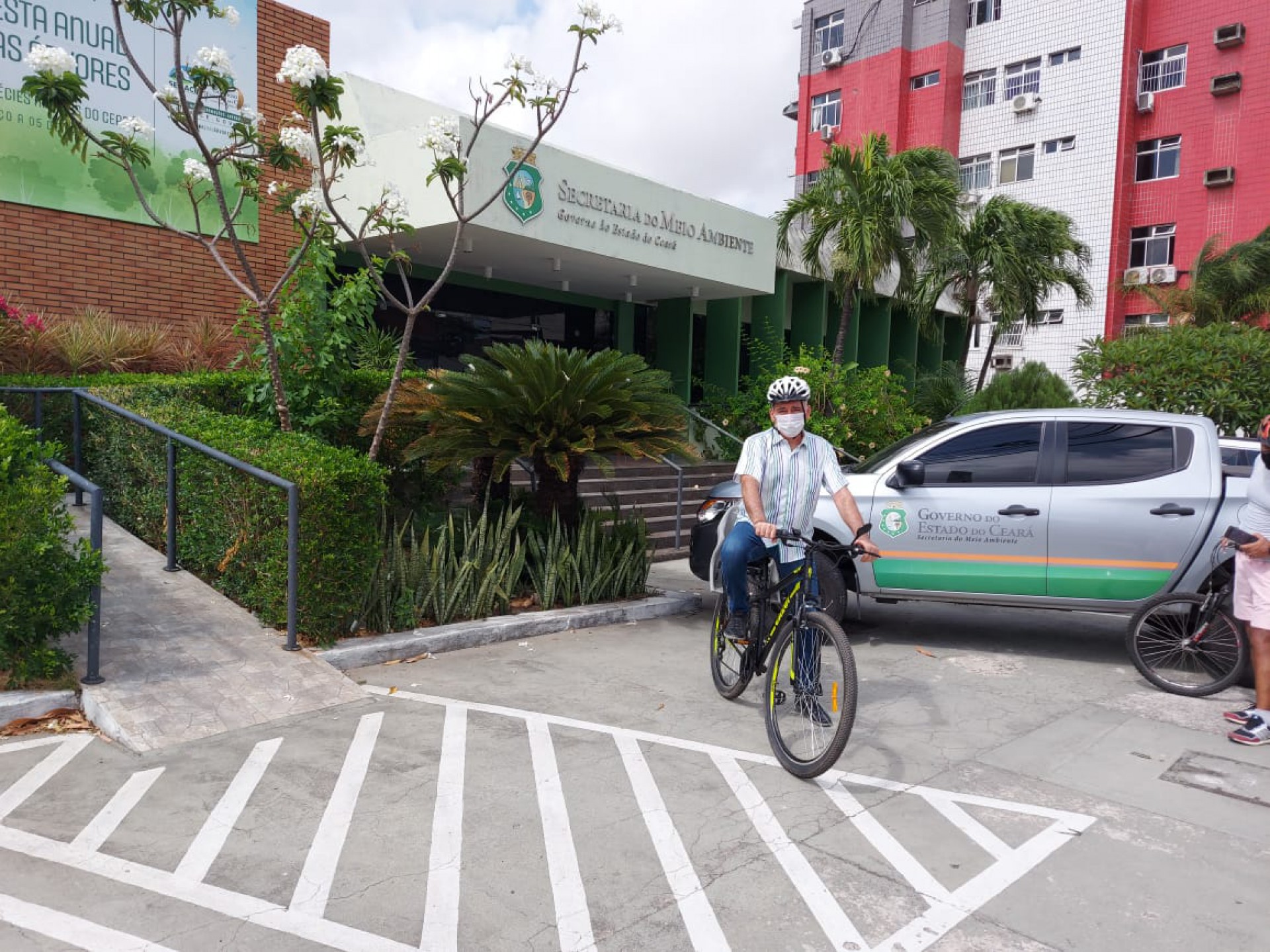 Nesta manhã. o secretário Artur Bruno chegou à sede da Secretaria de Meio Ambiente de bicicleta.