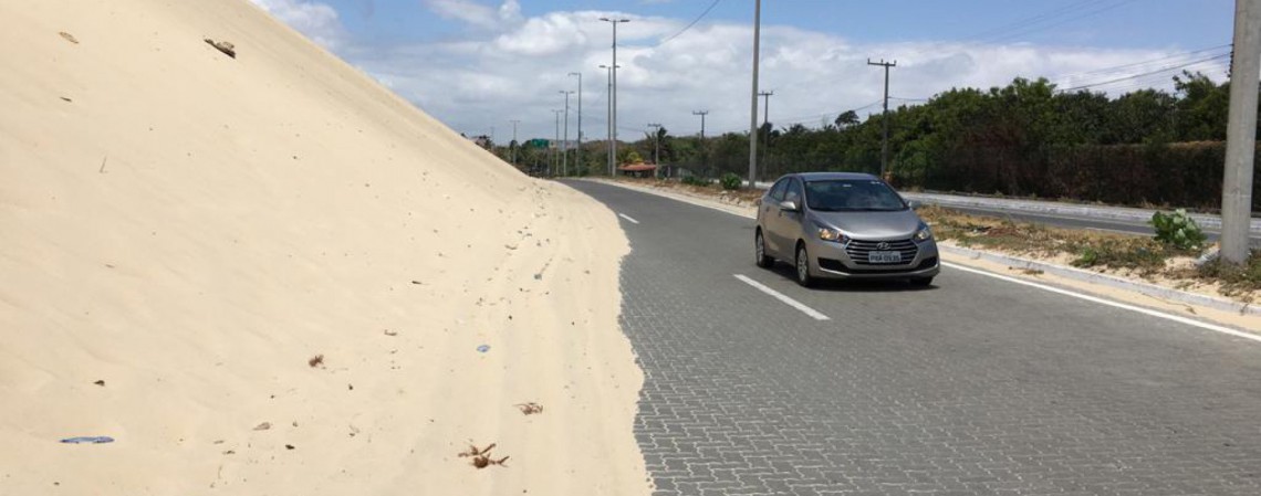 24-09-2020-Areia da duna invade parte da pista da CE-010