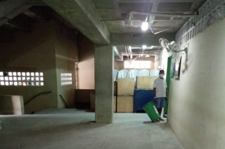 Interior do est&aacute;dio Doming&atilde;o ap&oacute;s materiais empilhados serem removidos