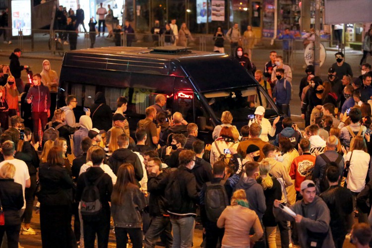 Manifestantes bloqueiam um ônibus da polícia durante um comício de oposição para protestar contra a posse presidencial em Minsk, em 23 de setembro de 2020