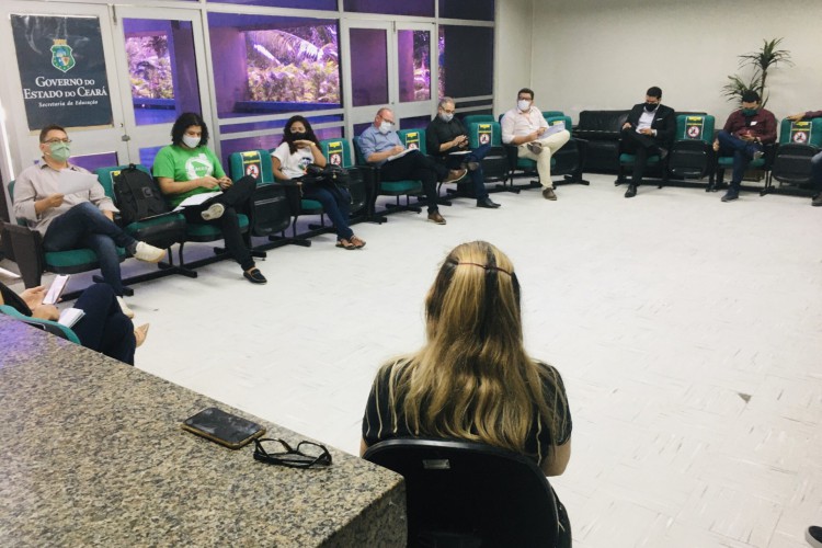 A reunião uniu representantes da secretaria de educação e entidades que representam professores e estudantes 