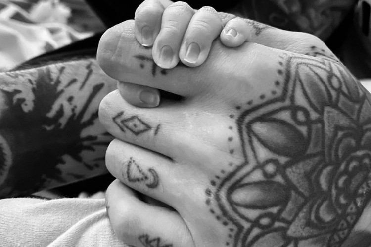 Zayn foi o primeiro a compartilhar o nascimento da bebê