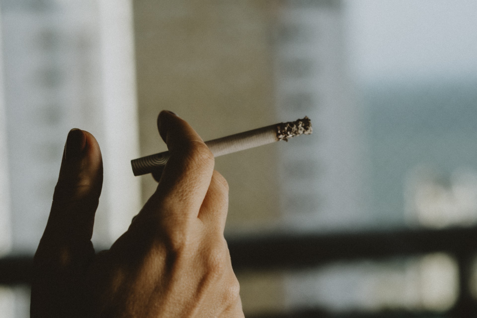 FORTALEZA - CE, BRASIL, 22-09-2020: Pessoa fumando com cigarro na mão. Aumento do uso de drogas ilícitas e lícitas durante a pandemia. Ciência e Saúde.  (Foto: Júlio Caesar / O Povo)(Foto: JÚLIO CAESAR)