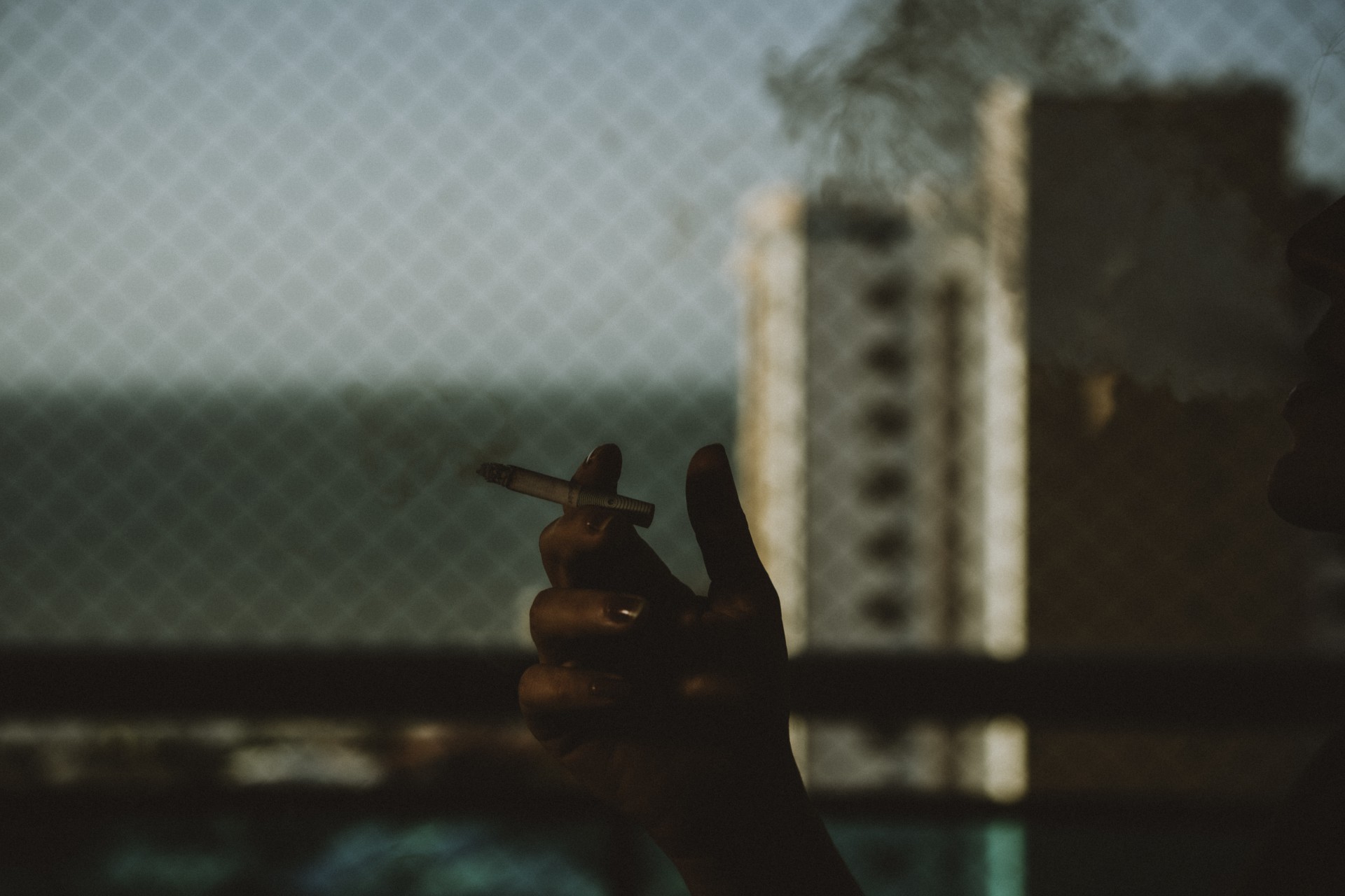 FORTALEZA - CE, BRASIL, 22-09-2020: Pessoa fumando com cigarro na mão. Aumento do uso de drogas ilícitas e lícitas durante a pandemia. Ciência e Saúde.  (Foto: Júlio Caesar / O Povo) (Foto: JÚLIO CAESAR)