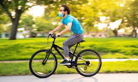 Ao usar a bicicleta, use máscara e evite tocar olhos, boca e nariz 